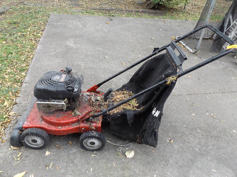 lot 565 image: Craftsman 6.5 Yard Vac with Bagger.