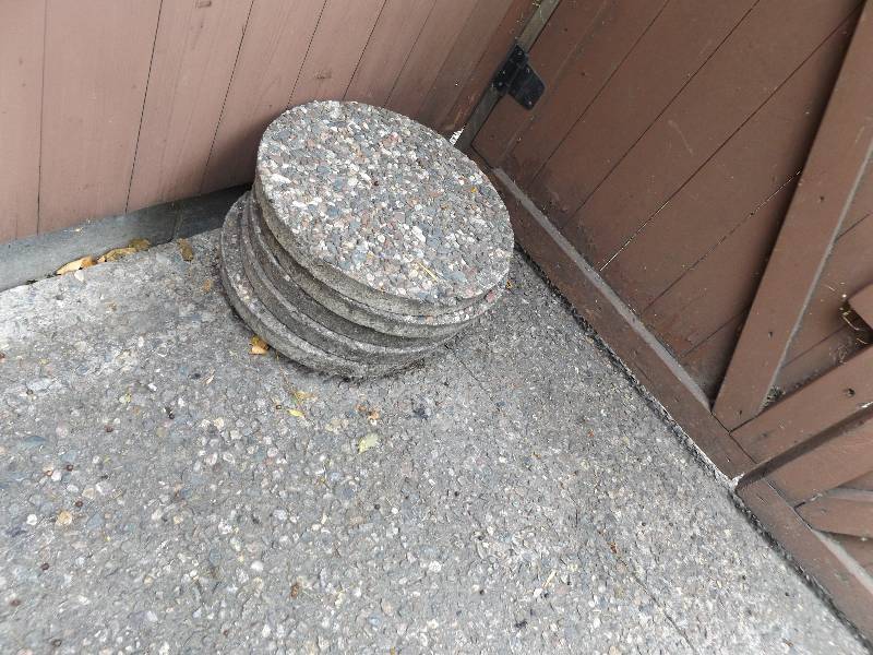 lot 552 image: Concrete Bird Bath, Pavers