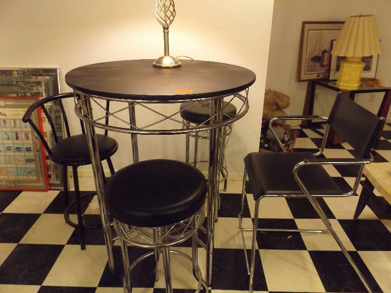 lot 371 image: Table with 2 Stools, Small Lamp