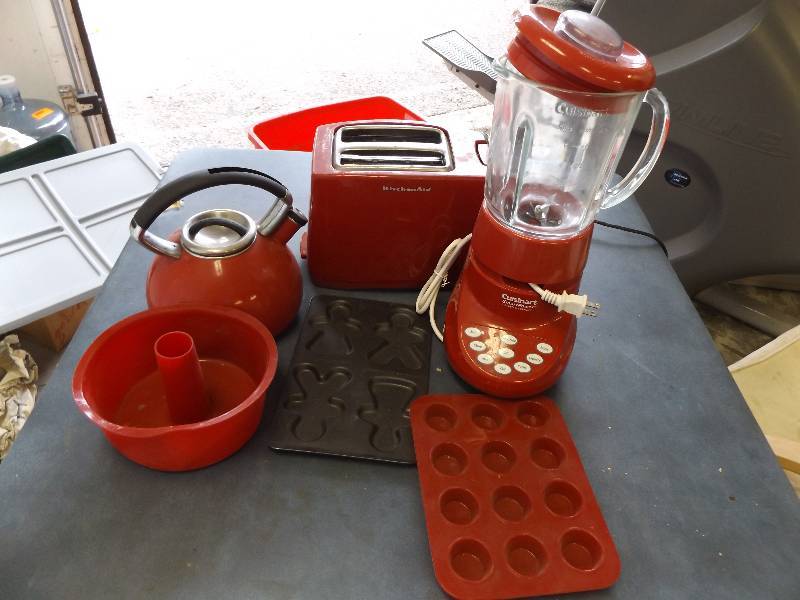 lot 513 image: Muffin Pan, Cake Pan, Kitchen