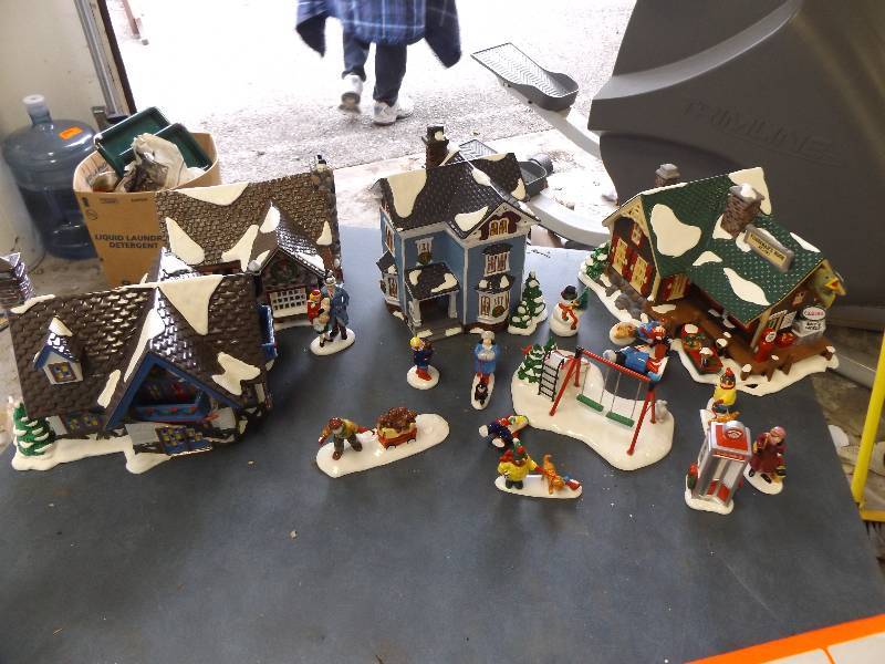 lot 515 image: Christmas Village, Golfer Dolls