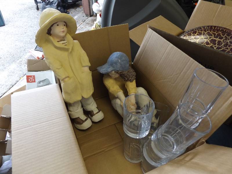 lot 502 image: 2 Ceramic Children Dcor, Statues, Glasses