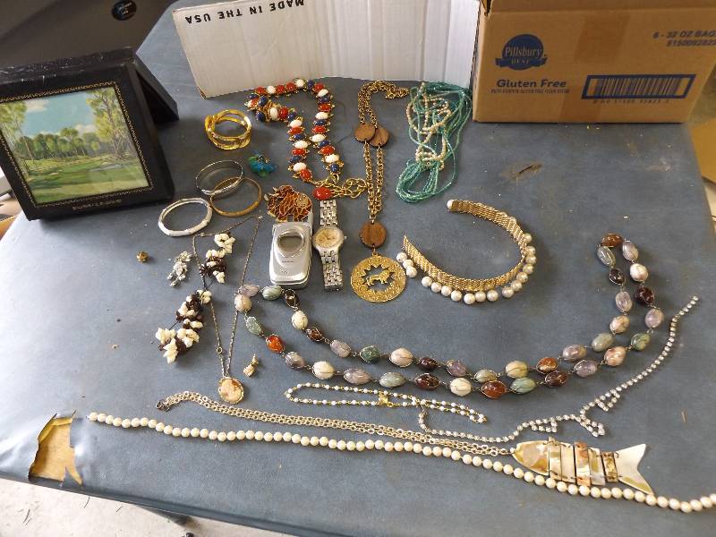 lot 506 image: Costume Jewelry