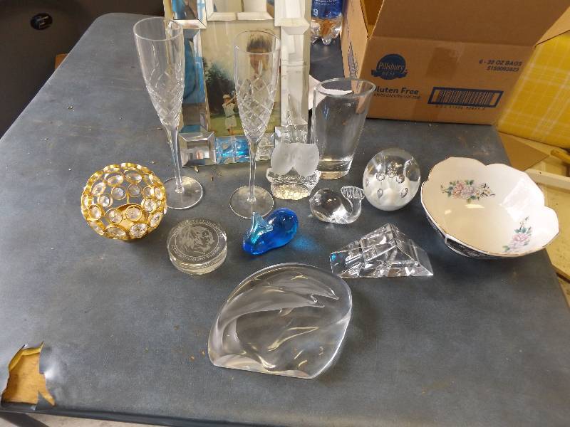 lot 507 image: Crystal Photo Frame, Crystal Dcor, Oriental Bowl