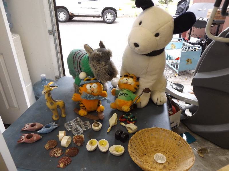 lot 493 image: Stuffed Animals, Napkin Rings, Vase