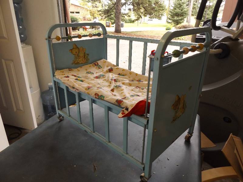 lot 495 image: Vintage Doll Crib