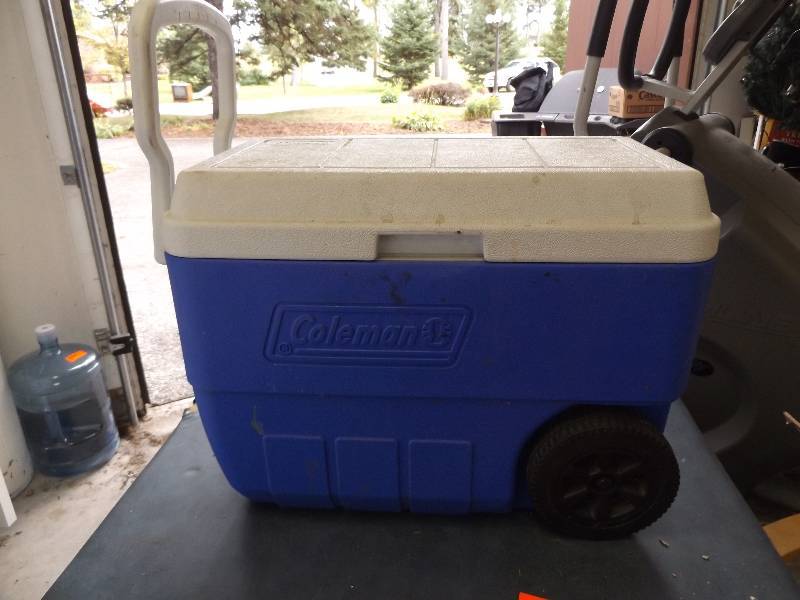 lot 496 image: Rolling Coleman Cooler