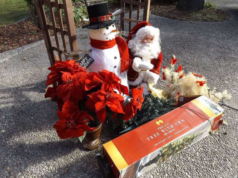 lot 418 image: Christmas Tree, Santa, Snowman