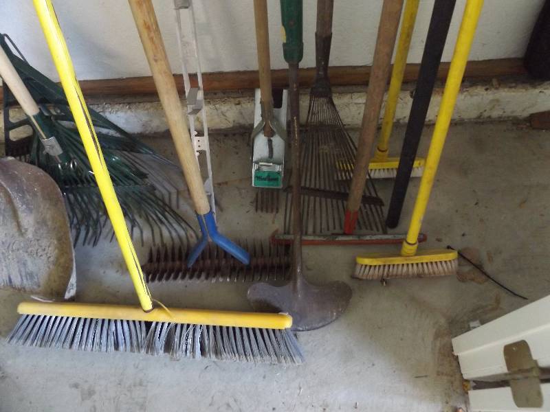 lot 443 image: Yard and Garden Tools