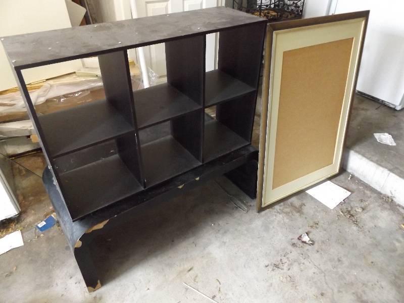lot 286 image: Cubicle, Table