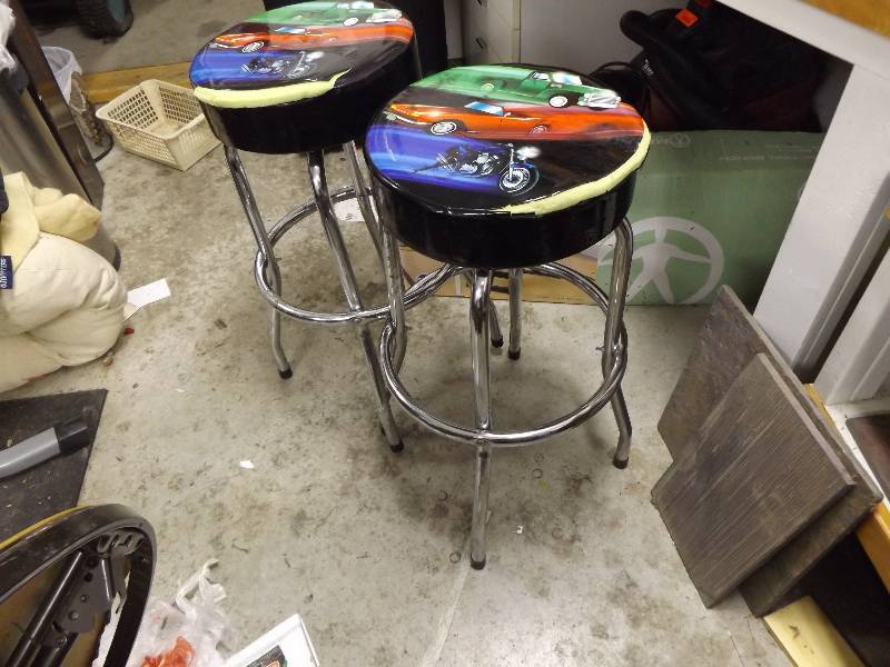 lot 323 image: 2 Stools
