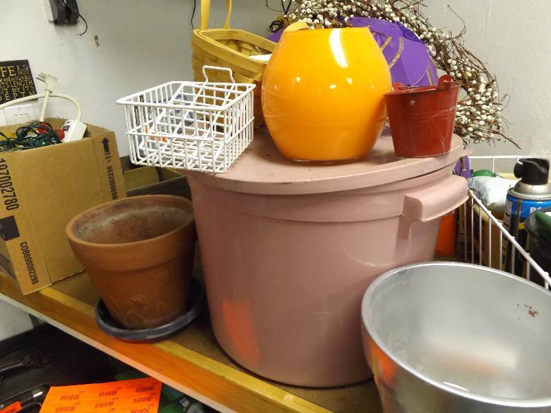 lot 325 image: Pink Round Storage Tote, Wreath, Flower Pots, Wicker Basket