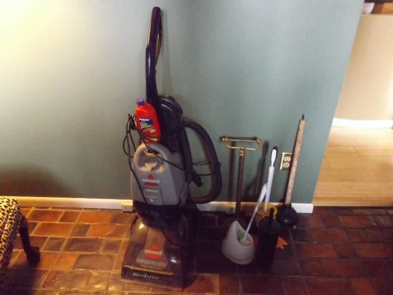 lot 64 image: Bissel Power Steamer, Bathroom Accessories
