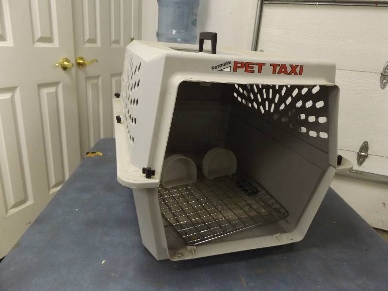 lot 524 image: Dog Kennel and Dog Toys