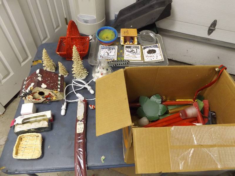 lot 525 image: Birdhouses, Baskets, Christmas, Trays, more