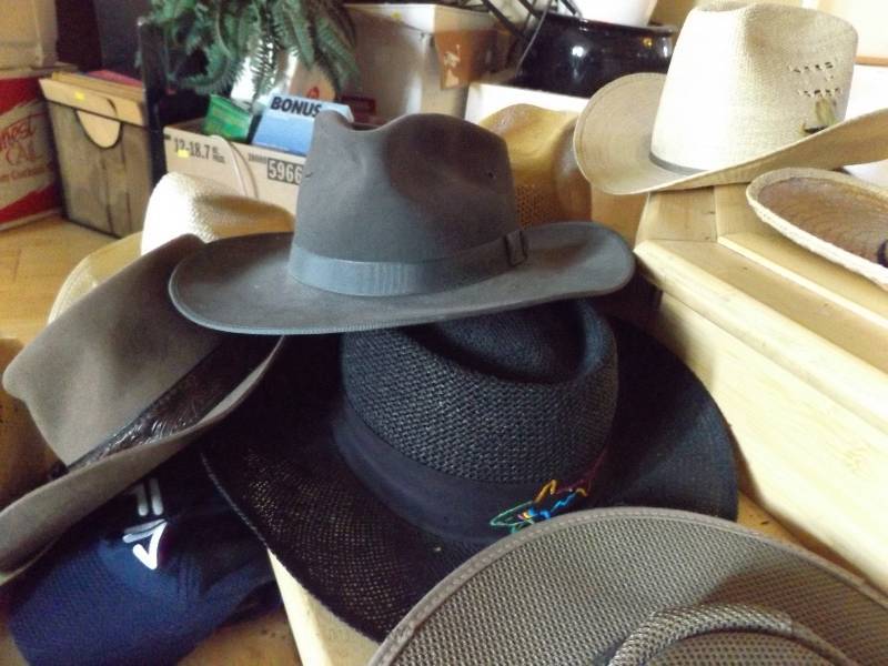 lot 543 image: Mens Hats and Caps