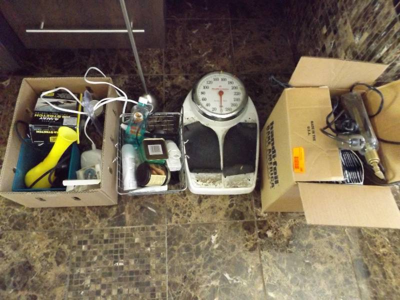 lot 143 image: Scale, Humidifier, Bathroom