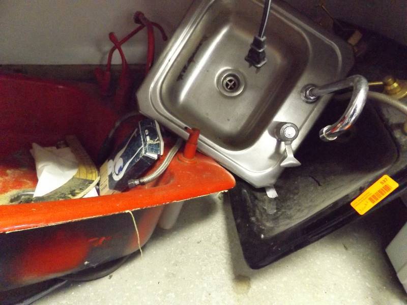 lot 537 image: Sinks