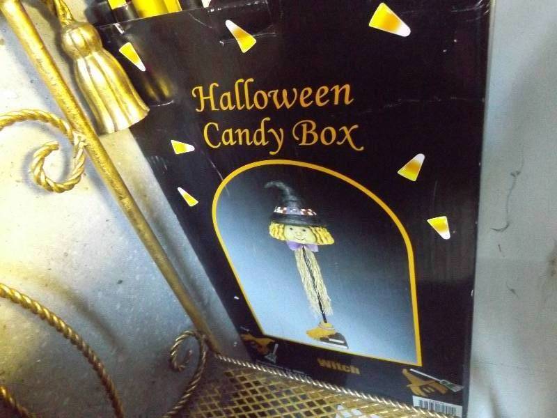 lot 492 image: Halloween Candy Box, Towel Rack