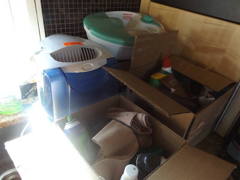 lot 194 image: Scale, Humidifier, Footsoak, Cleaning Supplies