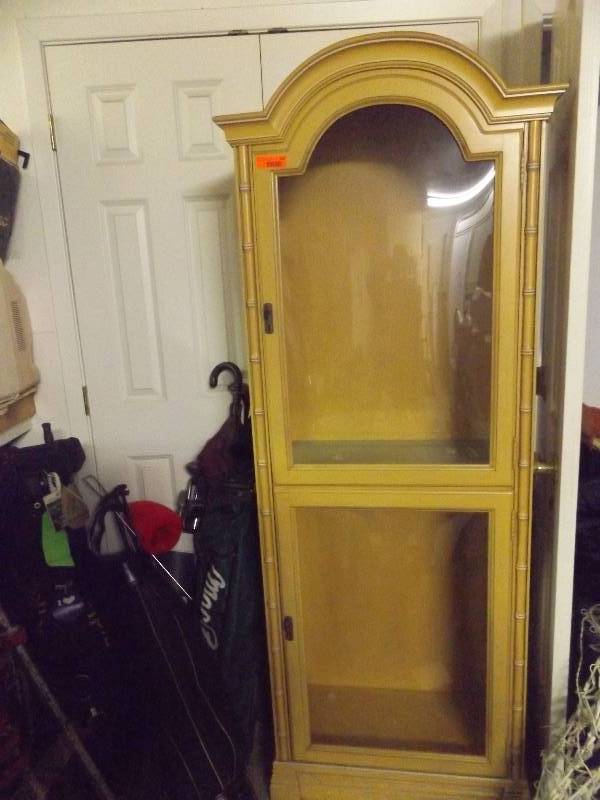 lot 284 image: China Hutch