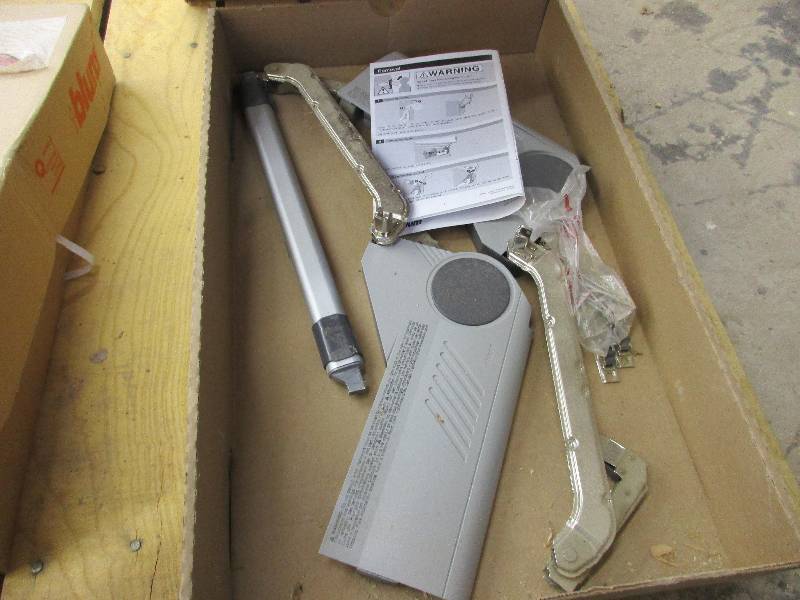 Mechanical door raiser