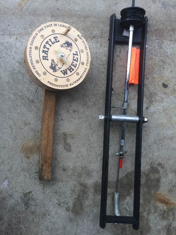 lot 9 image: ice fishing rattle reel and tip-up