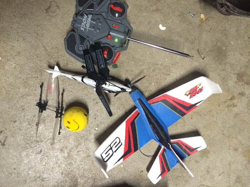 lot 42 image: rc toy lot some air hog