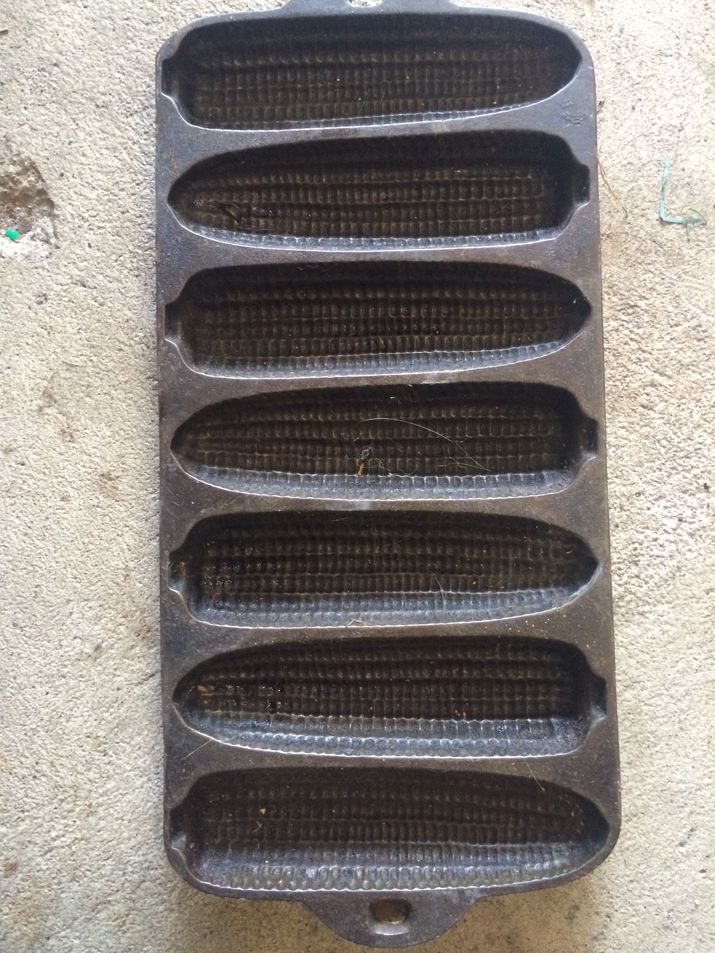 lot 52 image: cast iron cornstick pan krusty korn