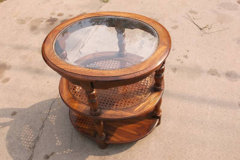 lot 39 image: End Table