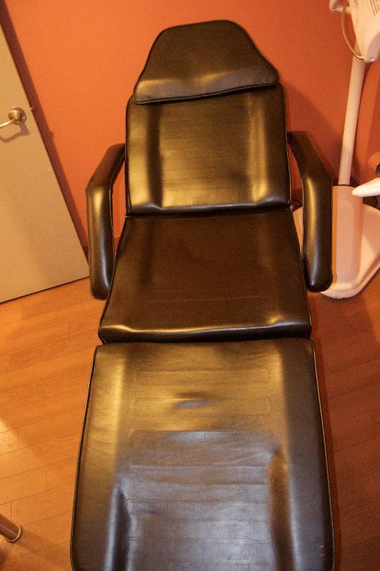 lot 11 image: Adjustable Reclining Leather Chair