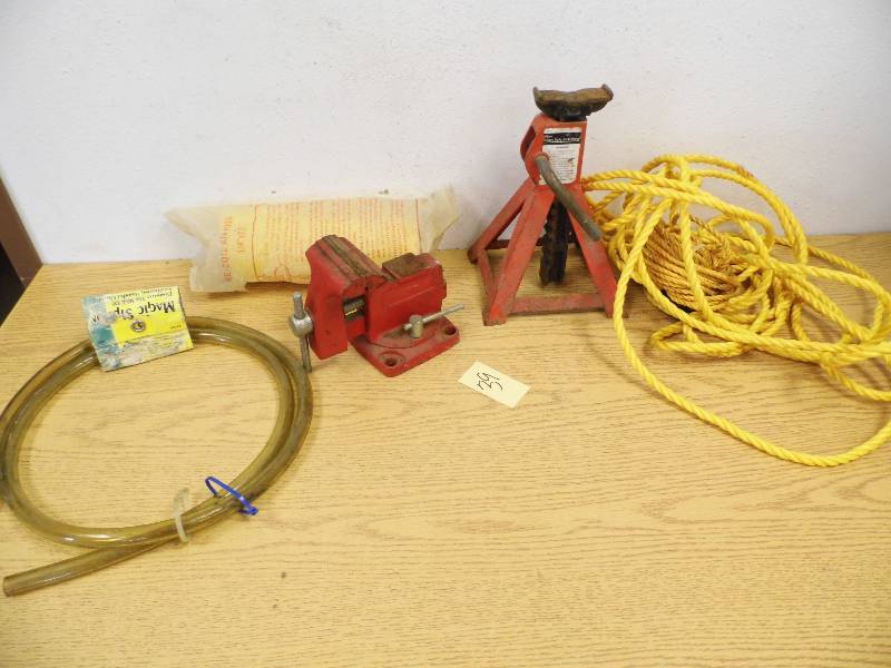lot 39 image: Jack Stand, Air Hose, Rope, Vise