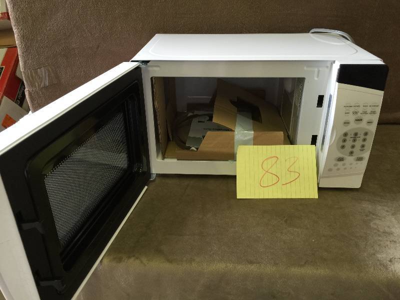 lot 83 image: Magic Chef  Countertop Microwave Oven