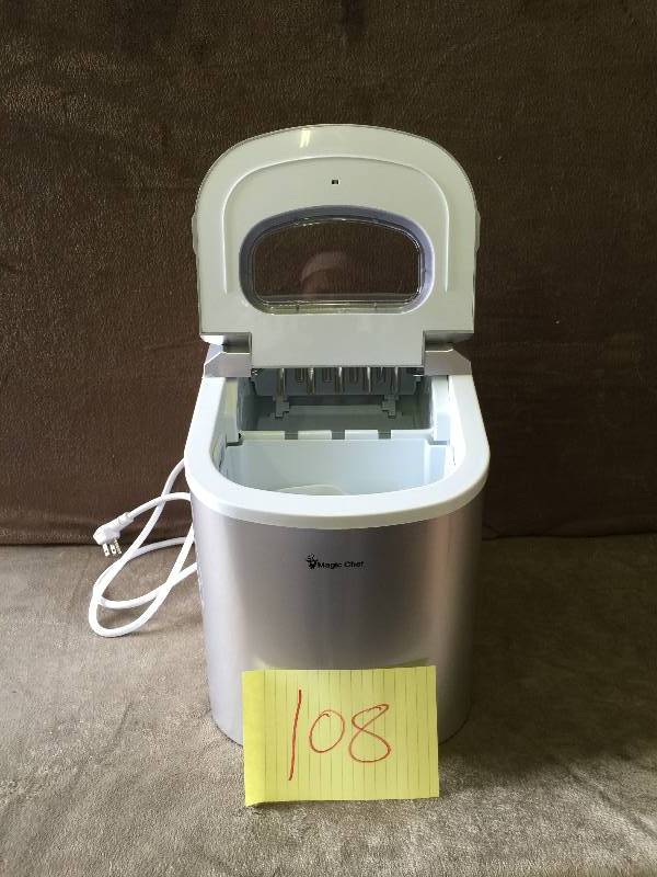 lot 108 image: Magic Chef 27 LB Ice Maker
