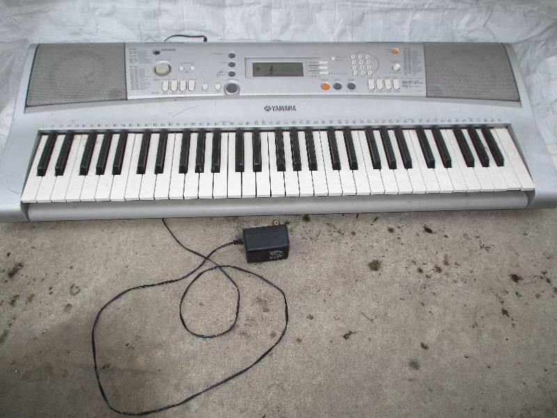 lot 5 image: yamaha keyboard- power cord include...