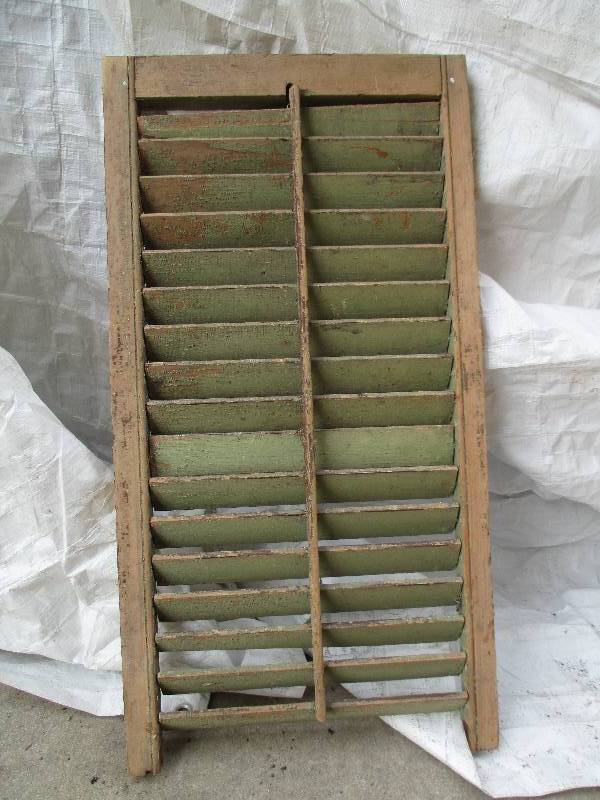 lot 19 image: vintage painted wood shutter 30 x 1...