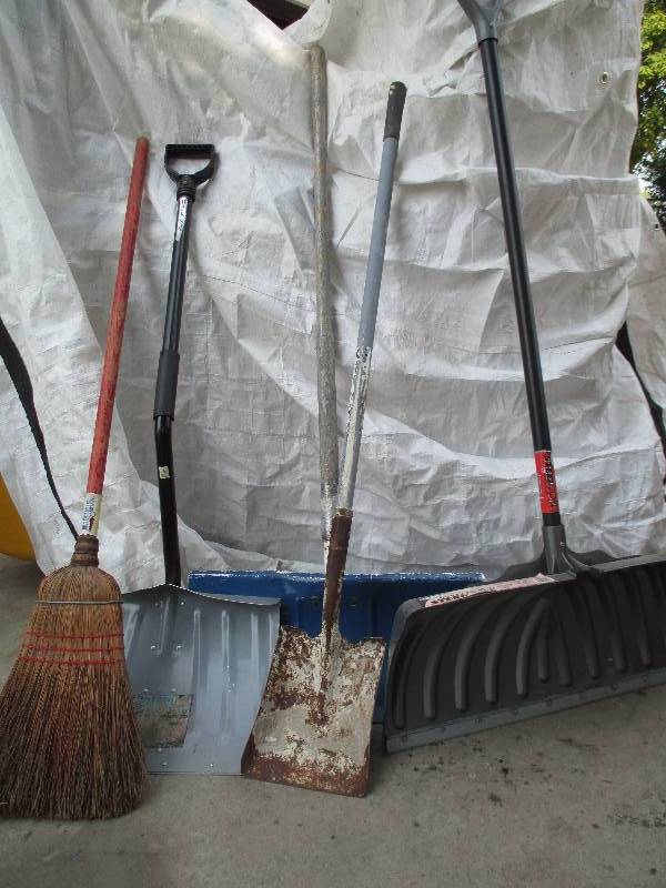 lot 23 image: lot of  steal core 27 shovel, met...