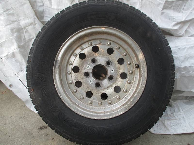 lot 31 image: tire mounted on 5 post rim P21570R...