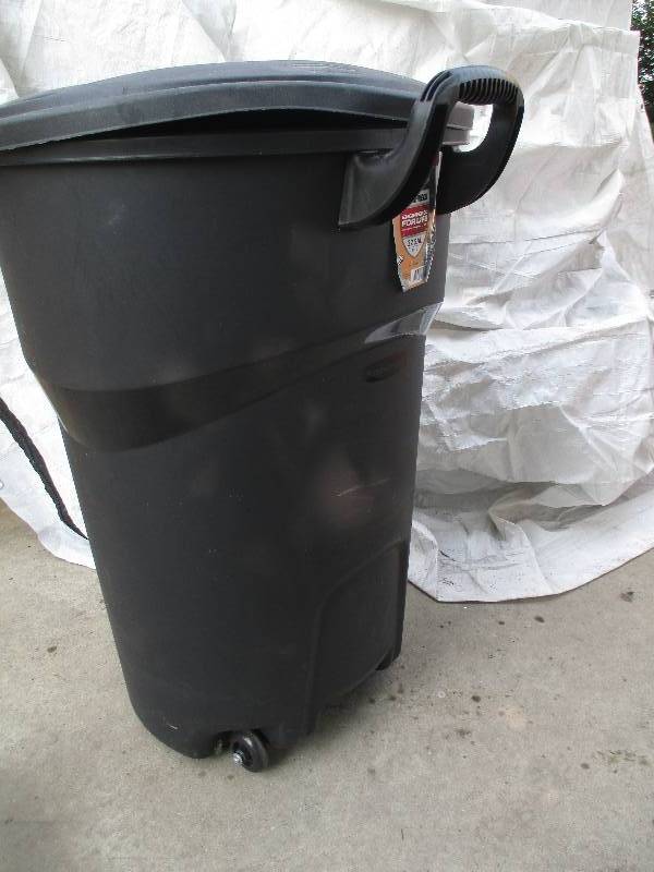 lot 37 image: very clean rough neck trash can ...