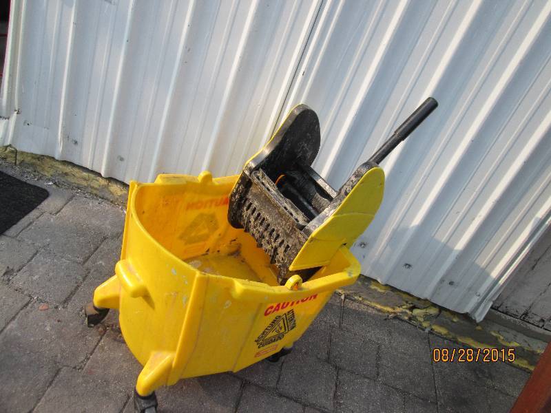 lot 149 image: Commercial grade mop pail with wrin...