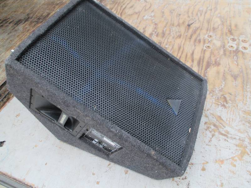 lot 53 image: Behringer Eurolive F1520 High power...