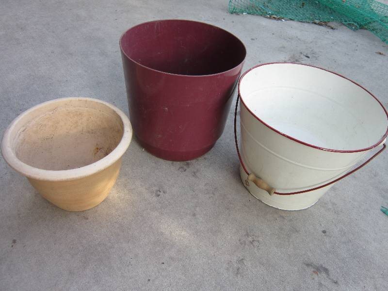 lot 118 image: Lot of planters and metal pail with...