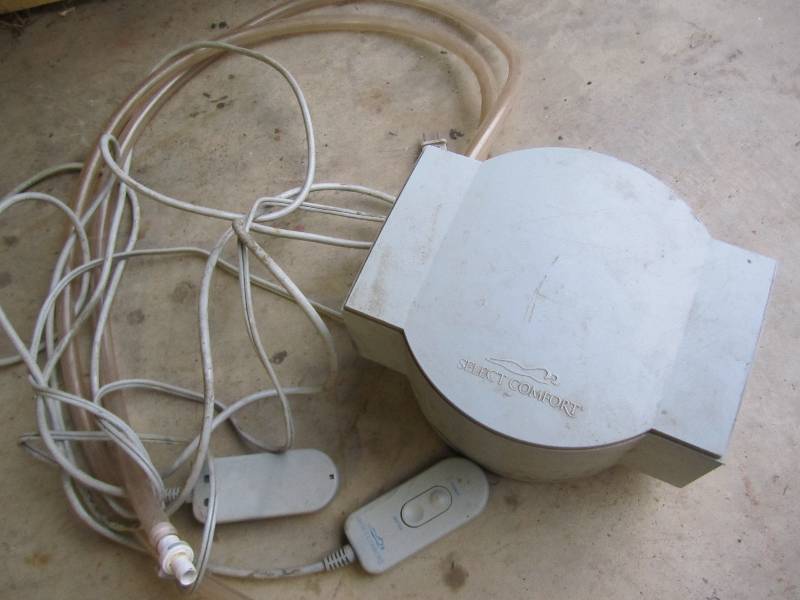 lot 135 image: Select Comfort dual control pump...