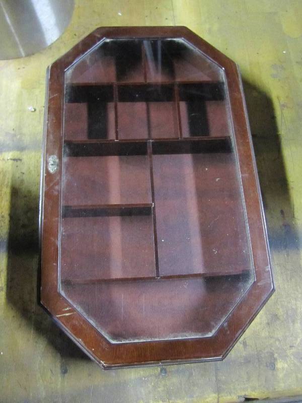 lot 136 image: Wall hanging display box, 20 x 12...