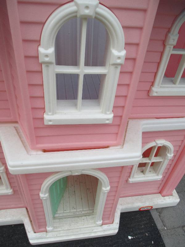lot 146 image: Plastic doll house...