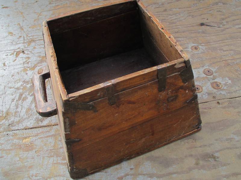 lot 65 image: Vintage old wood box with metal cor...