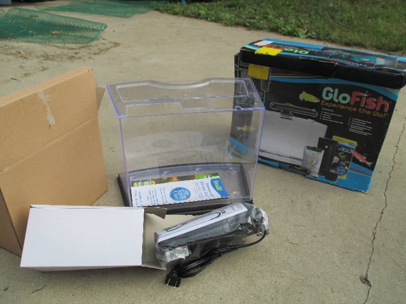 lot 66 image: Plastic aquarium, with fish setup. ...