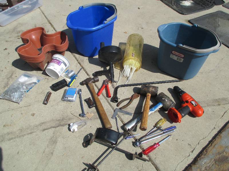 lot 77 image: Wash buckets filled with assorted t...