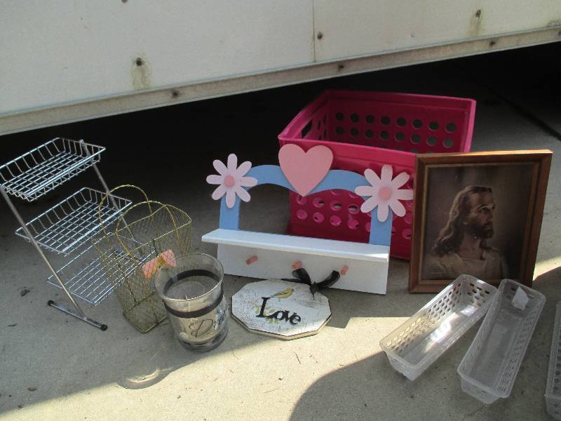 lot 78 image: Lot of home dcor...