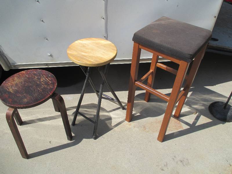 lot 80 image: Lot of 3 stools...